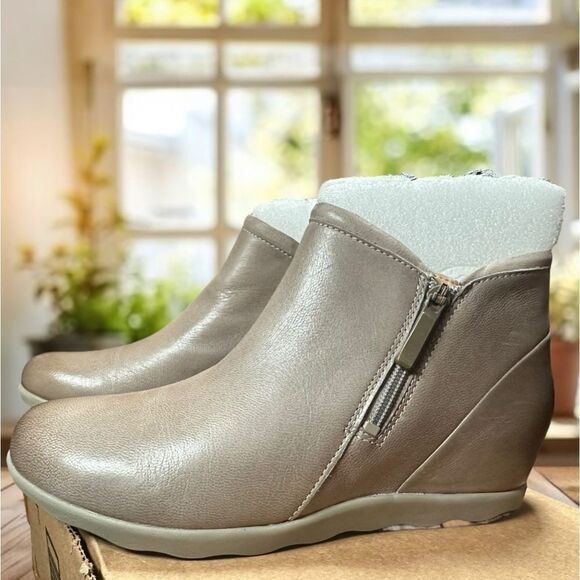 🆕🔥 DANSKO Leather Miki Zippered Boot Bootie TAUPE BURNSIHED Size 39 - Picture 3 of 14